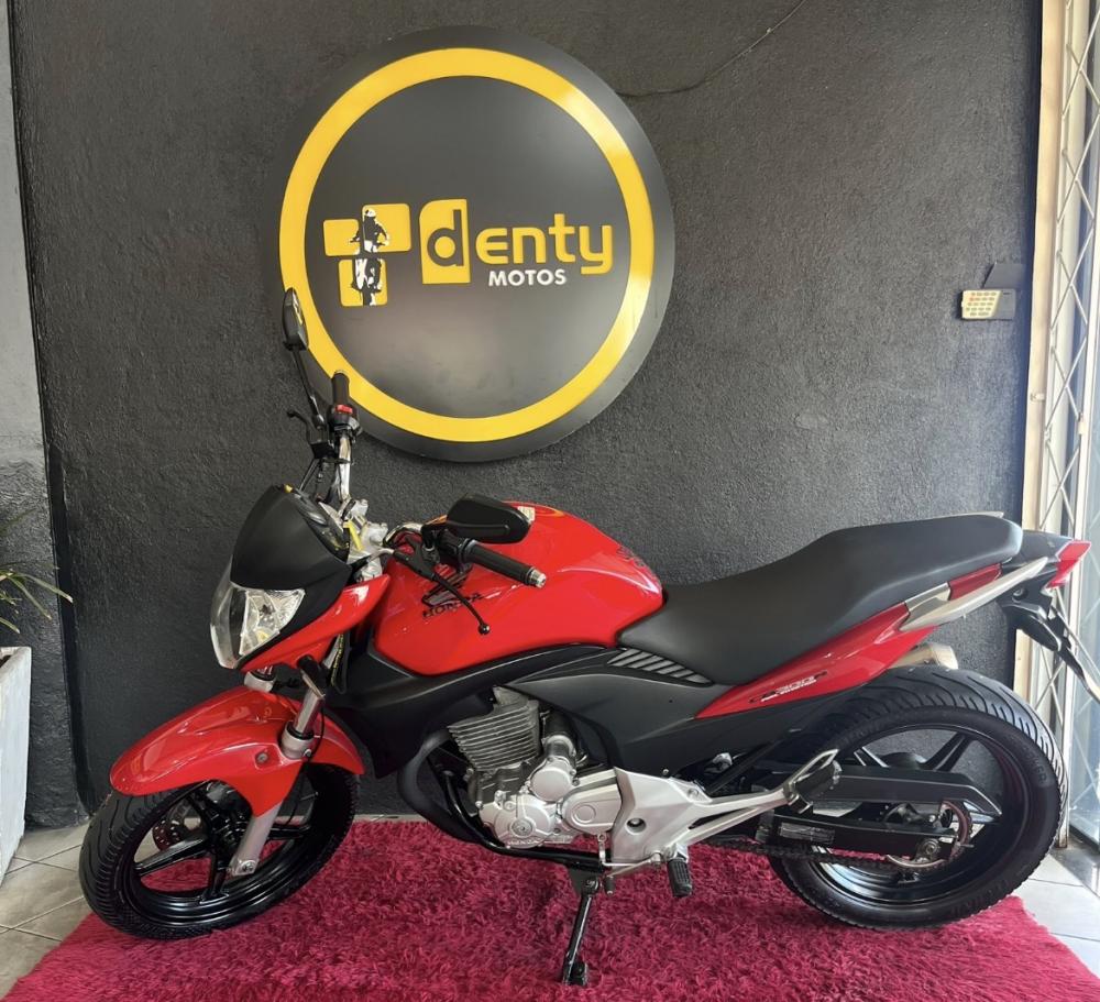 Moto HONDA CB 300R 2011