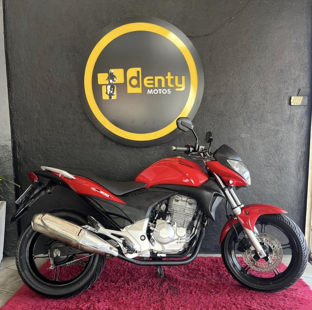 Moto HONDA CB 300R 2011